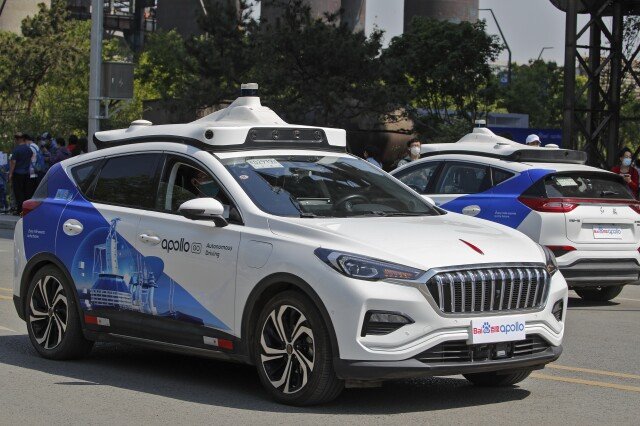 Un'auto senza conducente investe una persona che attraversa contro il semaforo in Cina